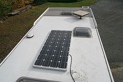 Solarpanel auf dem Dach eines Reisemobils montiert
