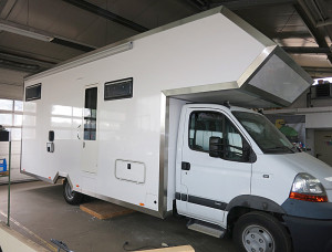 8,5 Meter Alkovenmobil von vorne rechts